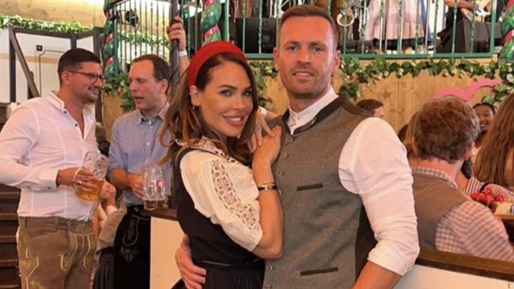 Ilary Blasi all'Oktoberfest con Bastian Muller: le foto in costume tipico bavarese